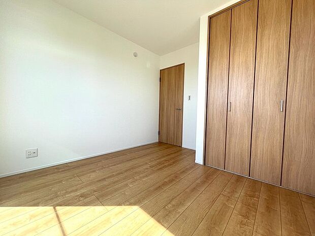 実際に室内をご見学頂くと生活のイメージが広がると思います。家具を置いたイメージや窓からの景色など。周辺で販売に出している物件も一緒にまとめてご見学頂き、比較する事もできます。