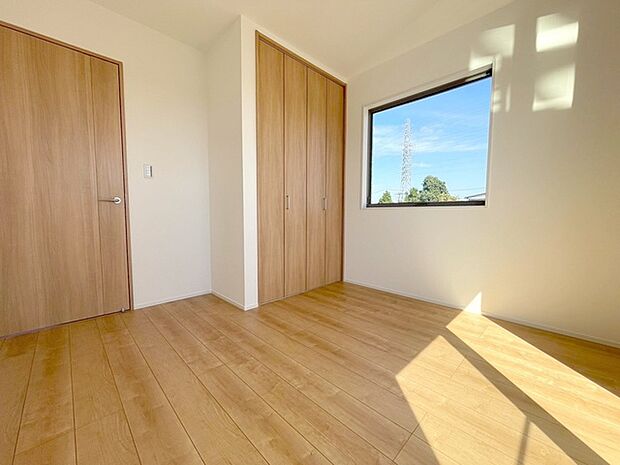 スタイリッシュなデザインと快適な居住性を兼ね備えた洋室。広々とした空間は、自分らしいインテリアを楽しむことができるほか、リラックスした時間を過ごすことができそうです。