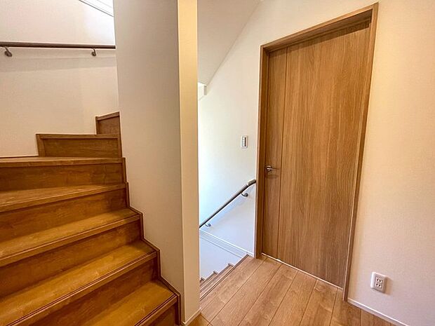 実際に室内をご見学頂くと生活のイメージが広がると思います。家具を置いたイメージや窓からの景色など。周辺で販売に出している物件も一緒にまとめてご見学頂き、比較する事もできます。