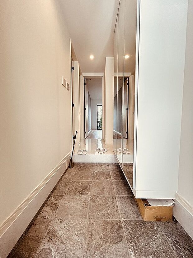 玄関は家の第一印象を左右する重要な場所。ほどよい広さとスタイリッシュな色遣いが印象的です。 