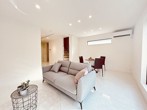 家族が一番集まる場所だから広々としつつも素敵な空間であって欲しい。みんながくつろぐリビングからキッチンまでが一つの空間のように繋がる間取り。 