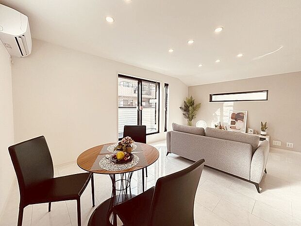 家族の集まるリビングは気持ちの良い自然光が差し込む団欒空間。室内のご見学予約も随時、受付中ですのでお気軽にお問合せください。 