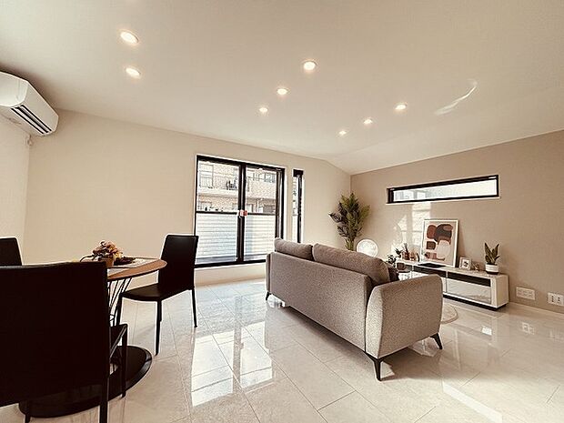 家族みんなが集まるリビング。広さを重視した家族全員が集まれるリビングは、住む上で大事な空間になります。 