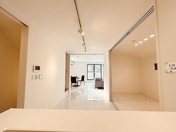 お料理をしながらリビングの家族やゲストとの会話が楽しめるカウンタータイプのキッチン。毎日のお料理を楽しく快適に。 