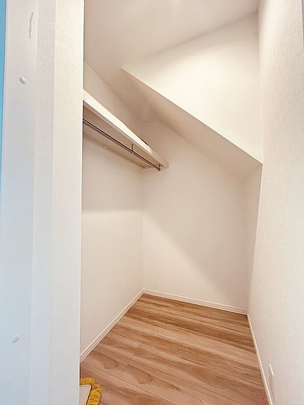 豊富な収納スペースもこの物件の特長の一つ。各所に収納が完備されており、生活をスッキリと整えることができます。 