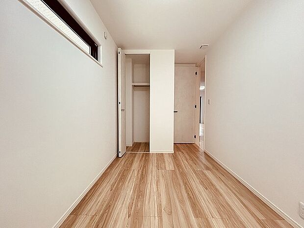 各所に効率的に配置された収納スペースがあり、日常のモノをすっきりと収納できます。 