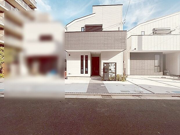 周辺の街並みの中で適度な主張、生活に溶け込むシンプルなデザインの外観が魅力の一戸建です。 