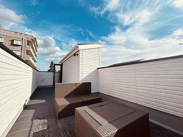 屋上のルーフバルコニーは秋の関町の空を満喫できるプライベート空間に。 