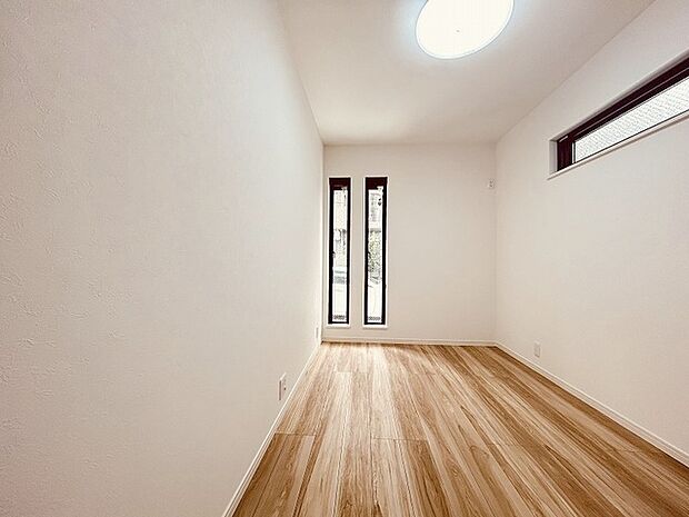 洋室はモダンなデザインと機能性を備え、快適な生活空間に。明るい窓から差し込む自然光が広々とした空間をさらに明るく開放的に感じさせます。  