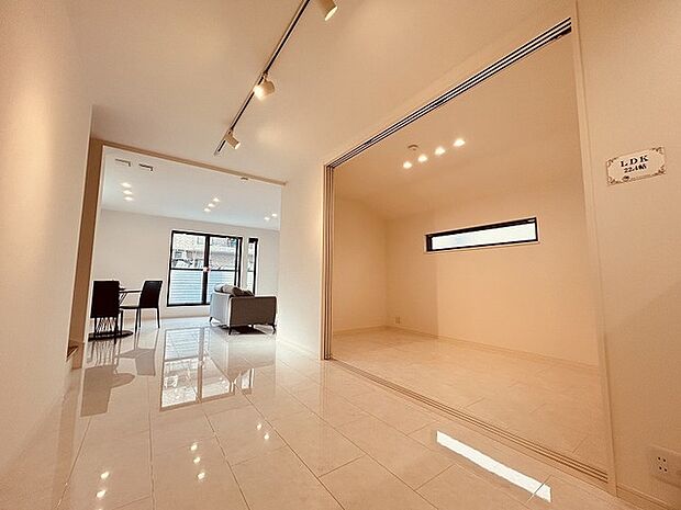 実際に室内をご見学頂くと生活のイメージが広がると思います。家具を置いたイメージや窓からの景色など。周辺で販売に出している物件も一緒にまとめてご見学頂き、比較する事もできます。