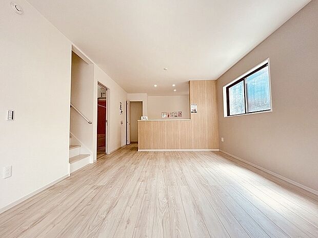 家族が食事するダイニングスペースをキッチンから見渡せる設計に。お料理をしながら家族とのコミュニケーションが増えそうな予感。 