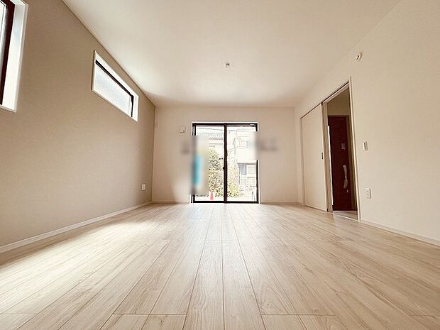 家族の集まるリビングは気持ちの良い自然光が差し込む団欒空間。室内のご見学予約も随時、受付中ですのでお気軽にお問合せください。