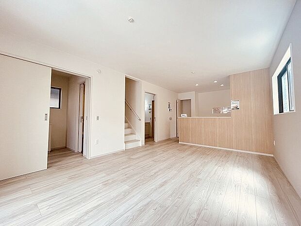 実際に室内をご見学頂くと生活のイメージが広がると思います。家具を置いたイメージや窓からの景色など。周辺で販売に出している物件も一緒にまとめてご見学頂き、比較する事もできます。