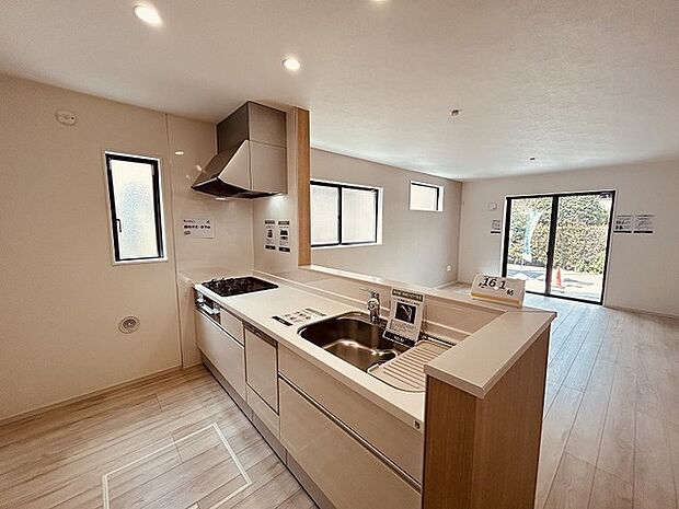 お料理をしながらリビングの家族やゲストとの会話が楽しめるカウンタータイプのキッチン。毎日のお料理を楽しく快適に。 