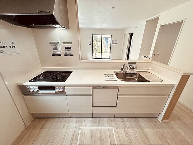 カウンターキッチンならではの開放的な見通し、全体が見渡せることでご家族の団欒スペースもより明るく笑顔が溢れる空間となります。 