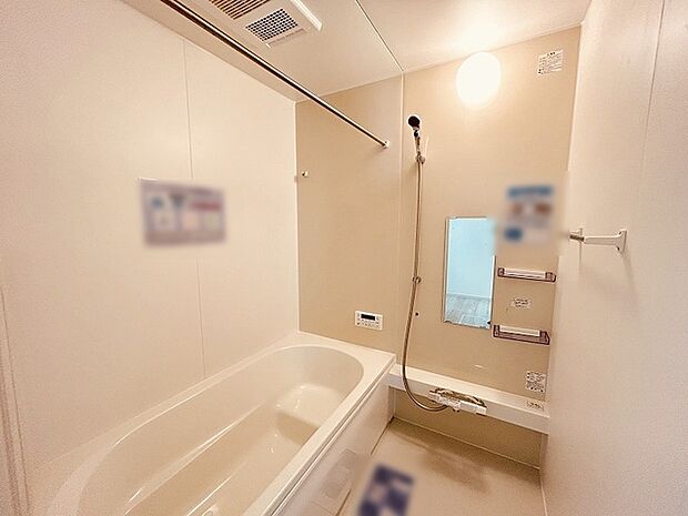 一日の疲れを癒してくれるゆったりとしたバスルームです。