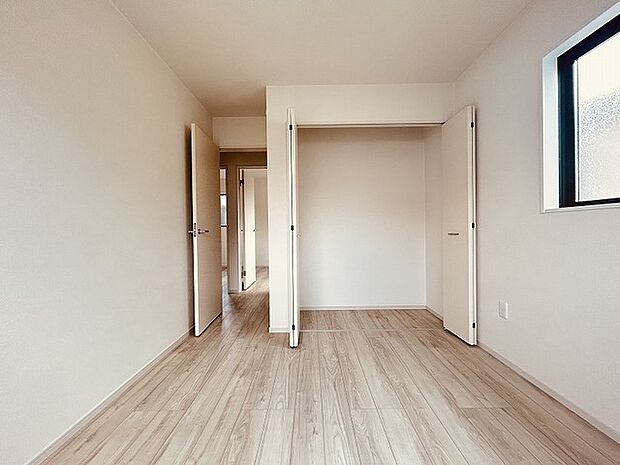 豊富な収納スペースもこの物件の特長の一つ。各所に収納が完備されており、生活をスッキリと整えることができます。 