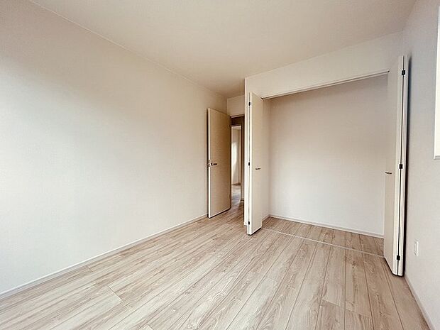 スタイリッシュなデザインと快適な居住性を兼ね備えた洋室。広々とした空間は、自分らしいインテリアを楽しむことができるほか、リラックスした時間を過ごすことができそうです。 