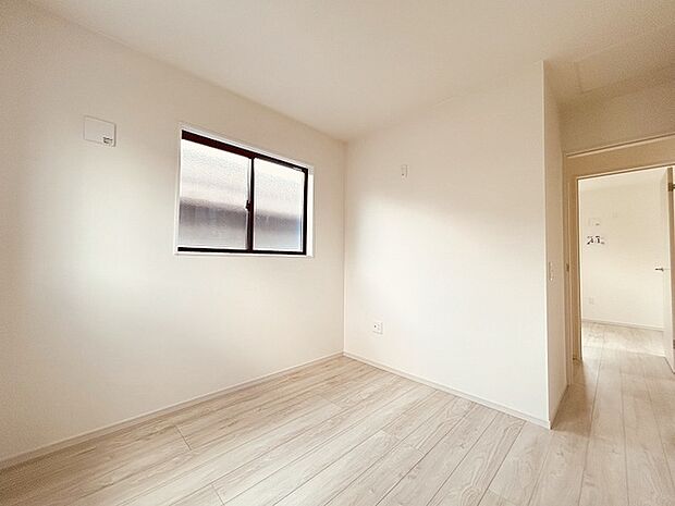 洋室はモダンなデザインと機能性を備え、快適な生活空間に。明るい窓から差し込む自然光が広々とした空間をさらに明るく開放的に感じさせます。  