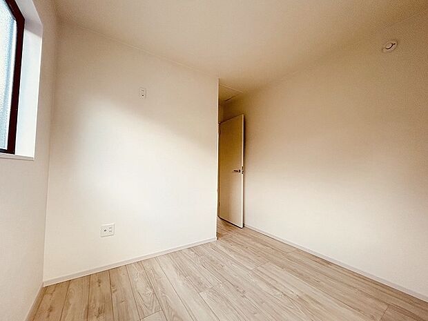 実際に室内をご見学頂くと生活のイメージが広がると思います。家具を置いたイメージや窓からの景色など。周辺で販売に出している物件も一緒にまとめてご見学頂き、比較する事もできます。