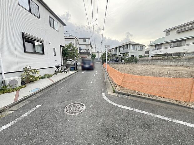 安心して暮らすことのできる住宅街。　住宅地の道路は一般に交通量が少なく車などの騒音が少ないため、住民にとって静かな生活環境が提供されます。 