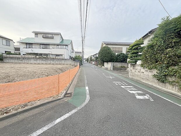 周辺は住宅が建ち並ぶ閑静な住宅街です。