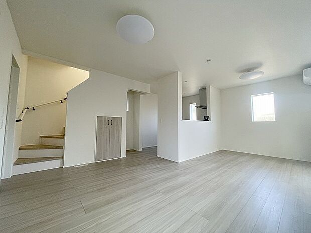 家族の集まるリビングは気持ちの良い自然光が差し込む団欒空間。室内のご見学予約も随時、受付中ですのでお気軽にお問合せください。