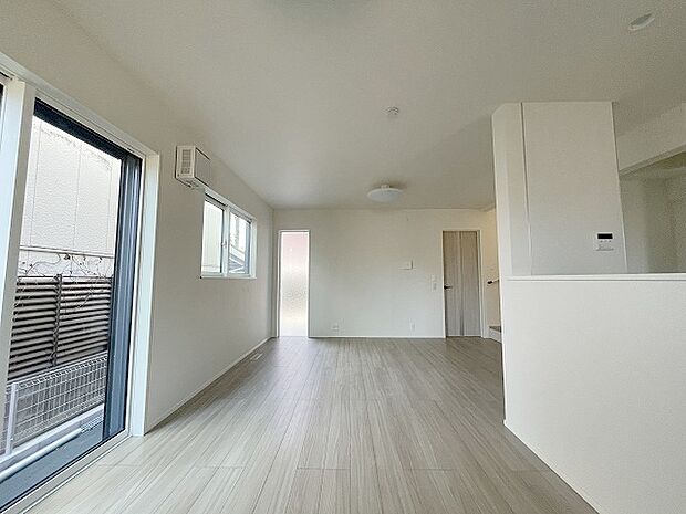 実際に室内をご見学頂くと生活のイメージが広がると思います。家具を置いたイメージや窓からの景色など。周辺で販売に出している物件も一緒にまとめてご見学頂き、比較する事もできます。