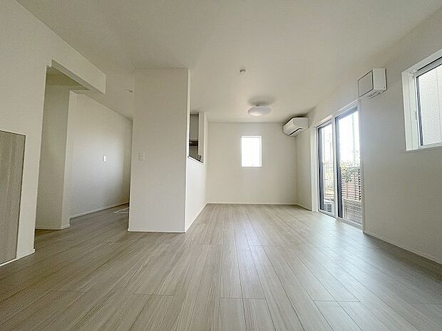 家族みんなが集まるリビング。広さを重視した家族全員が集まれるリビングは、住む上で大事な空間になります。 