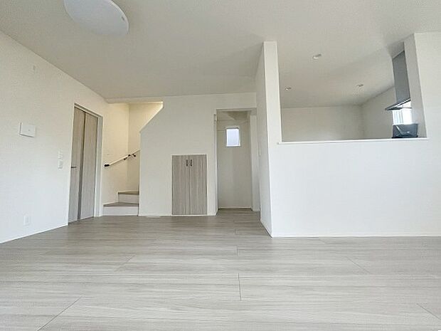 家族が食事するダイニングスペースをキッチンから見渡せる設計に。お料理をしながら家族とのコミュニケーションが増えそうな予感。