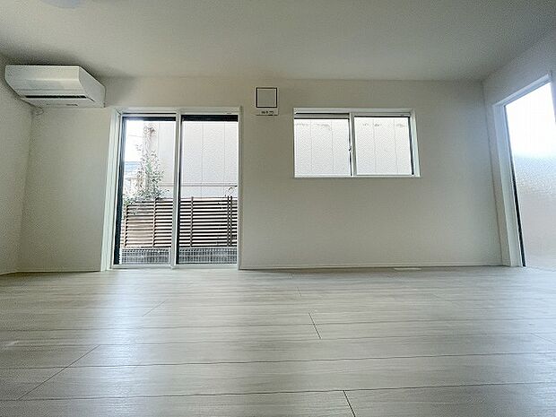 ゆとりのあるサイズのリビングダイニング。 お食事スペースと、お寛ぎ空間を分けてご利用可能。 少し大きめのソファーを置いて、 一家団欒なお時間をご共有ください。