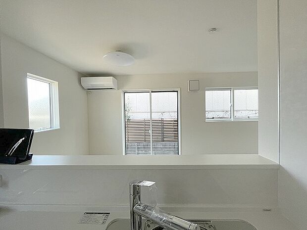 カウンターキッチンならではの開放的な見通し、全体が見渡せることでご家族の団欒スペースもより明るく笑顔が溢れる空間となります。