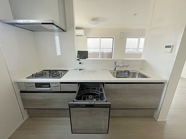 毎日の家事をサポートしてくれる食洗器も標準に装備。ちょっと嬉しい設備です