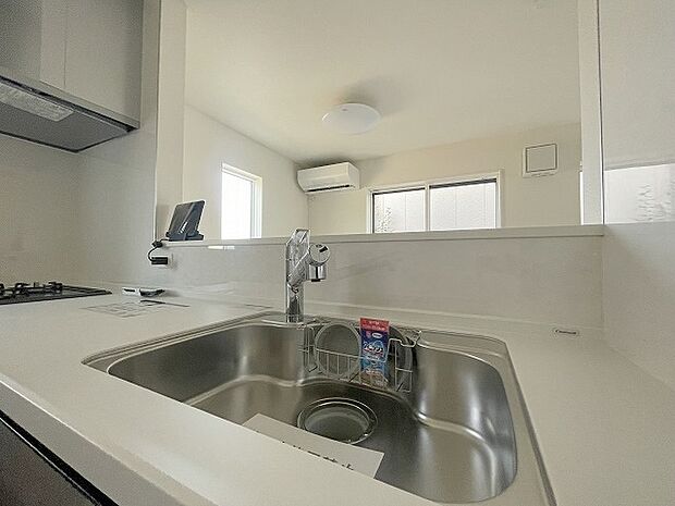 お料理をしながらリビングの家族やゲストとの会話が楽しめるカウンタータイプのキッチン。毎日のお料理を楽しく快適に。