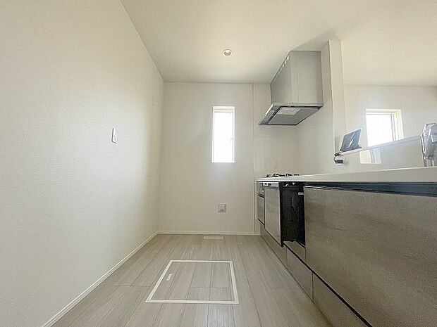 キッチンコンロスペースの近くには、空気の入れ替えが可能な開口部を設置!! お料理をする際には、換気扇を回しながら匂いが籠らない様に開放してお料理もお楽しみ頂けます。