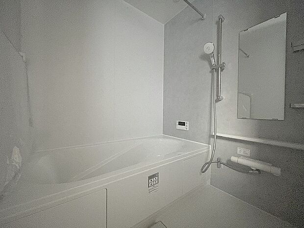 一日の疲れを癒してくれるゆったりとしたバスルームです。