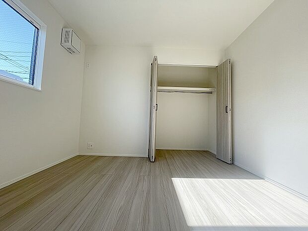 豊富な収納スペースもこの物件の特長の一つ。各所に収納が完備されており、生活をスッキリと整えることができます。