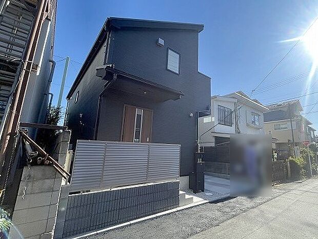 周辺の街並みの中で適度な主張、生活に溶け込むシンプルなデザインの外観が魅力の一戸建です。