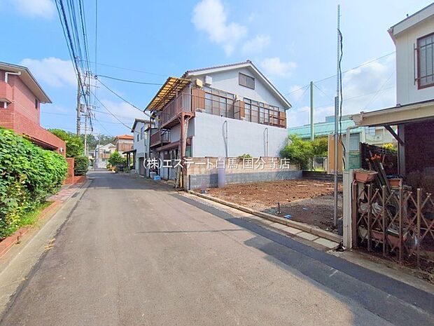 安心して暮らすことのできる住宅街。　住宅地の道路は一般に交通量が少なく車などの騒音が少ないため、住民にとって静かな生活環境が提供されます。 