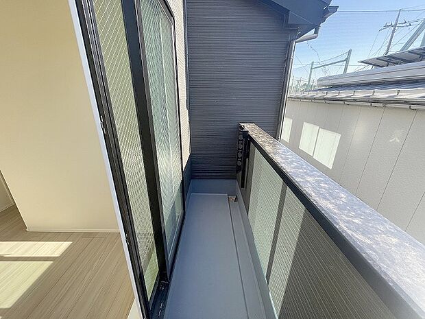 季節の変化や天気の良い日には、バルコニーでの時間が心地よく、気分をリフレッシュさせることができます。