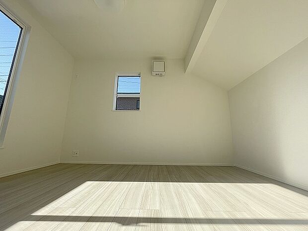 勾配天井の2階のお部屋。この勾配の角度がお洒落な雰囲気を感じさせてくれます。