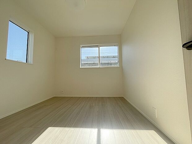 洋室はモダンなデザインと機能性を備え、快適な生活空間に。明るい窓から差し込む自然光が広々とした空間をさらに明るく開放的に感じさせます。