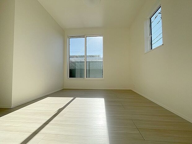 スタイリッシュなデザインと快適な居住性を兼ね備えた洋室。広々とした空間は、自分らしいインテリアを楽しむことができるほか、リラックスした時間を過ごすことができそうです。 