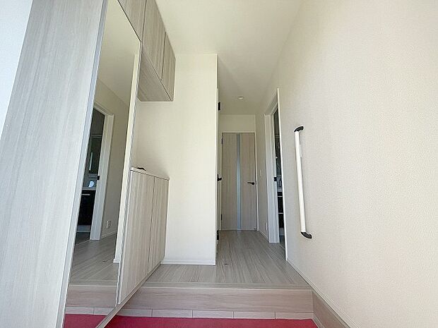 玄関は家の第一印象を左右する重要な場所。ほどよい広さとスタイリッシュな色遣いが印象的です。