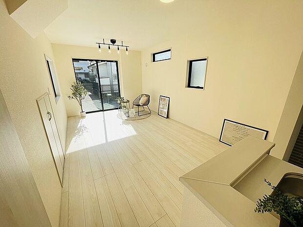 家族が食事するダイニングスペースをキッチンから見渡せる設計に。お料理をしながら家族とのコミュニケーションが増えそうな予感。 