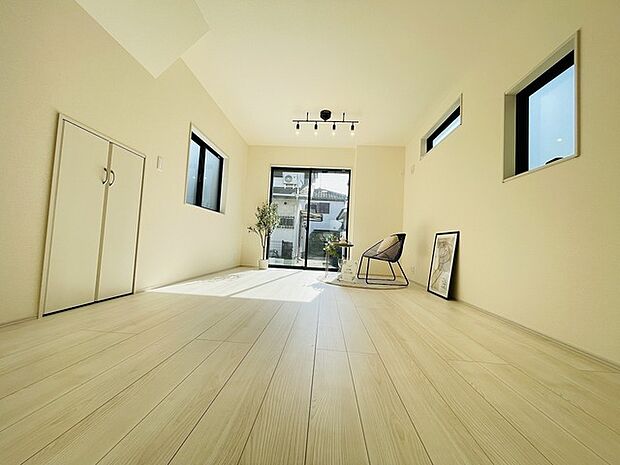 家族みんなが集まるリビング。広さを重視した家族全員が集まれるリビングは、住む上で大事な空間になります。 