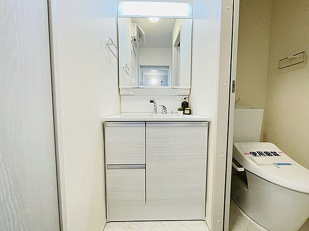 三面鏡に洗面台。 コンセントに照明機能、多機能性を備えた設備です。  