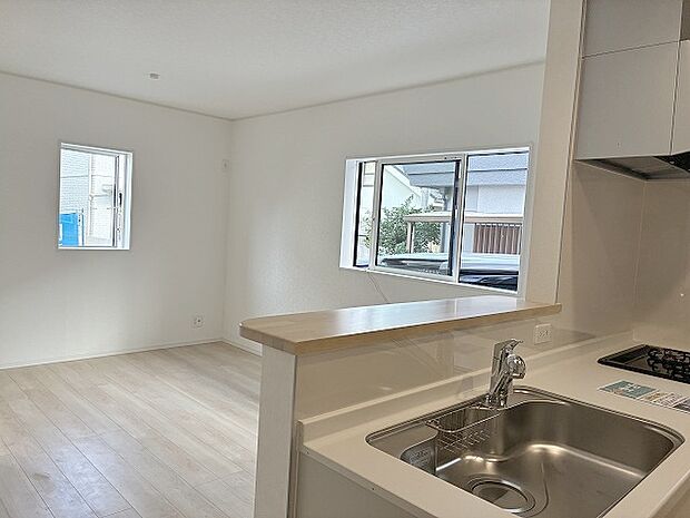 家族が食事するダイニングスペースをキッチンから見渡せる設計に。お料理をしながら家族とのコミュニケーションが増えそうな予感。 