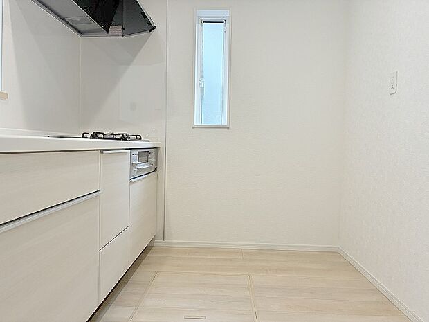 キッチンコンロスペースの近くには、空気の入れ替えが可能な開口部を設置！！ お料理をする際には、換気扇を回しながら匂いが籠らない様に開放してお料理もお楽しみ頂けます。 