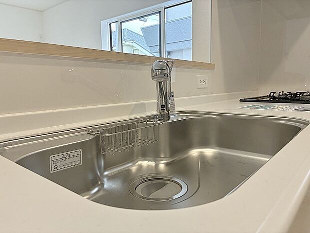 お料理をしながらリビングの家族やゲストとの会話が楽しめるカウンタータイプのキッチン。毎日のお料理を楽しく快適に。 